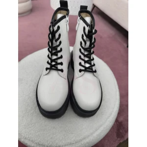 Botas urban brancas com atacadores pretos e sola preta.