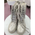 Botas Luxe de verniz bege claro com atacadores brilhantes