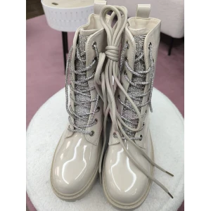 Botas Luxe de verniz bege claro com atacadores brilhantes