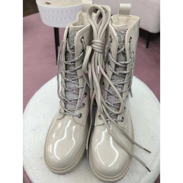 Botas Luxe de verniz bege claro com atacadores brilhantes