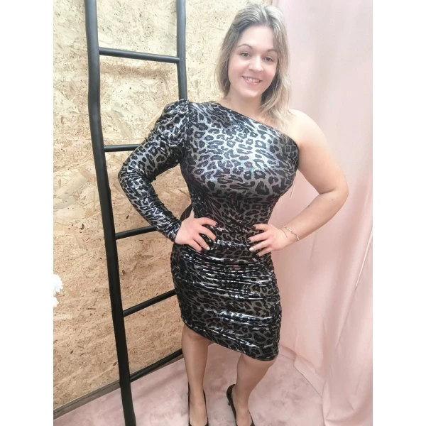 Imagem do Vestido Brilho Selvagem, com manga ajustável e brilho sofisticado, disponível em tamanho único, perfeito para eventos especiais