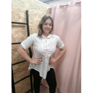 Camisa Classic Classic Fit em castanho com caimento fluido.