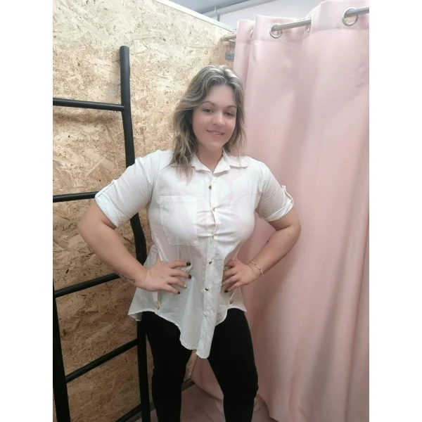 Camisa Classic Classic Fit em castanho com caimento fluido.