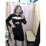 Vestido Sensação elegante com detalhe em argolas douradas.