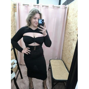 Vestido Sensação elegante com detalhe em argolas douradas.