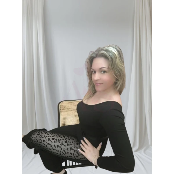 Macacão Eclipse Glam preto, com detalhe assimétrico e transparência lateral.