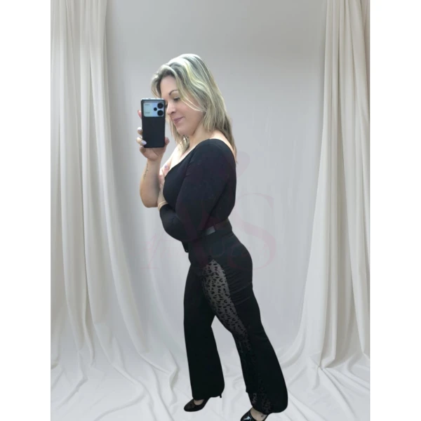 Macacão Eclipse Glam preto, com detalhe assimétrico e transparência lateral.