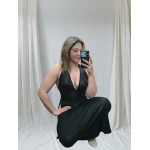 Vestido glam elegance em três cores, com corte sofisticado e tecido elástico, perfeito para eventos especiais.