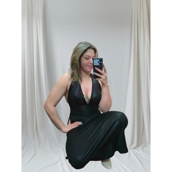 Vestido glam elegance em três cores, com corte sofisticado e tecido elástico, perfeito para eventos especiais.
