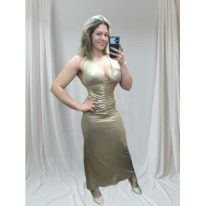 Vestido glam elegance em três cores, com corte sofisticado e tecido elástico, perfeito para eventos especiais.