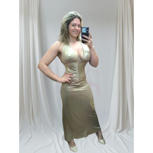 Vestido glam elegance em três cores, com corte sofisticado e tecido elástico, perfeito para eventos especiais.