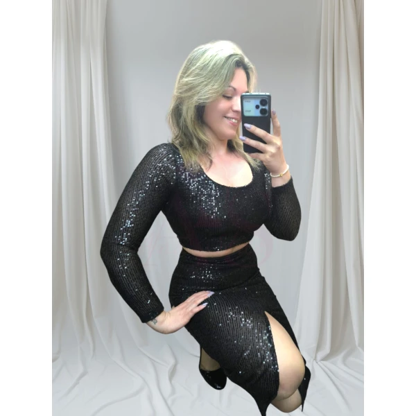 composto por top cropped e saia midi.