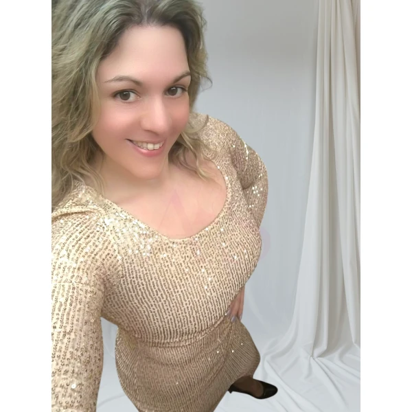 onjunto brilhante cinzento, composto por top cropped e saia midi.