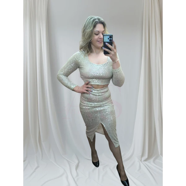 conjunto brilhante cinzento, composto por top cropped e saia midi.