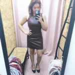 Vestido Essência Glam em imitação de pele com decote redondo e ajuste justo.