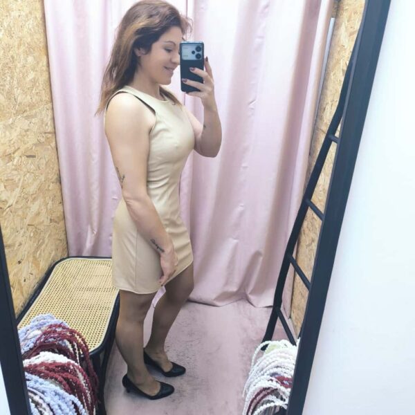 Vestido Essência Glam em imitação de pele com decote redondo e ajuste justo.