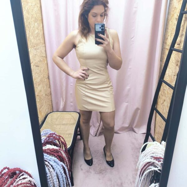 Vestido Essência Glam em imitação de pele com decote redondo e ajuste justo.