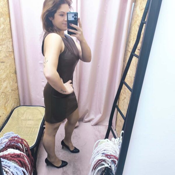 Vestido Essência Glam em imitação de pele com decote redondo e ajuste justo.