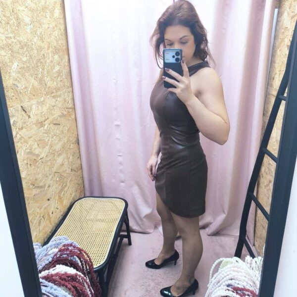 Vestido Essência Glam em imitação de pele com decote redondo e ajuste justo.