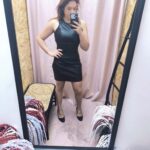 Vestido Essência Glam em imitação de pele com decote redondo e ajuste justo.