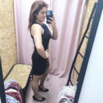 Vestido Essência Glam em imitação de pele com decote redondo e ajuste justo.