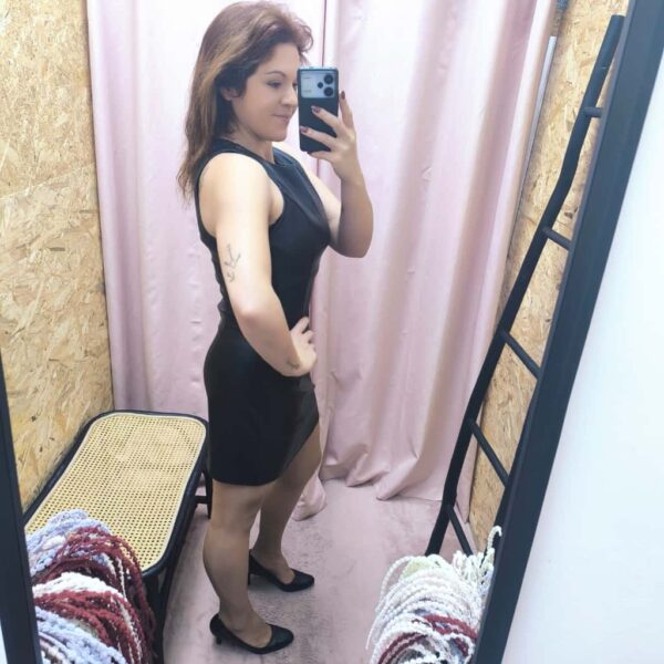 Vestido Essência Glam em imitação de pele com decote redondo e ajuste justo.