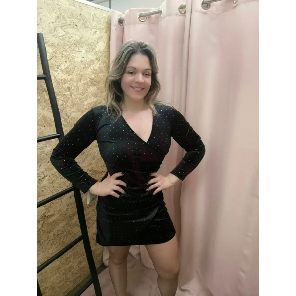 "Vestido Glow Elegance curto de manga comprida, em tecido brilhante, disponível em preto, ideal para ocasiões especiais e eventos noturnos."
