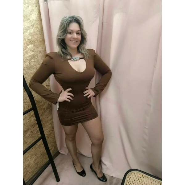 Modelo usando o Vestido Étoile Divine na cor bordeaux com detalhe metálico e costas abertas.