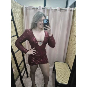 Este vestido deslumbrante combina sofisticação e sensualidade, perfeito para ocasiões especiais e festas noturnas. Um vestido glamouroso e arrojado, ideal para eventos noturnos, festas sofisticadas e celebrações especiais. Ele transmite confiança, poder e um toque de mistério.