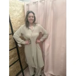 Mulher usando o Conjunto Versátil Chic em ambiente casual com luz natural