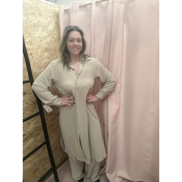 Mulher usando o Conjunto Versátil Chic em ambiente casual com luz natural