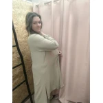 Mulher usando o Conjunto Versátil Chic em ambiente casual com luz natural