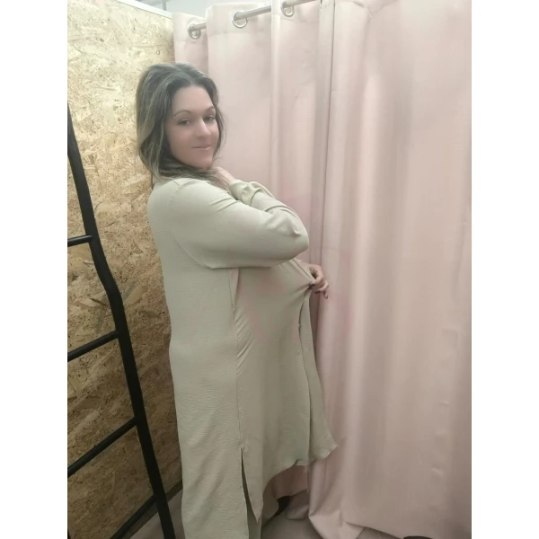 Mulher usando o Conjunto Versátil Chic em ambiente casual com luz natural