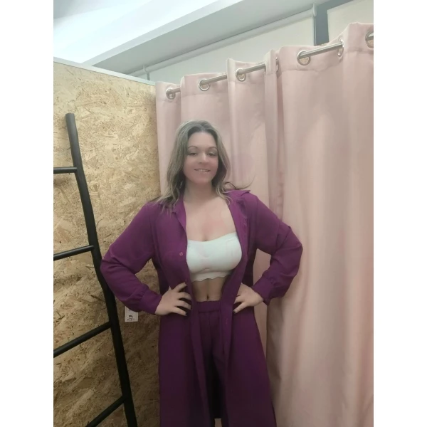 Mulher usando o Conjunto Versátil Chic em ambiente casual com luz natural