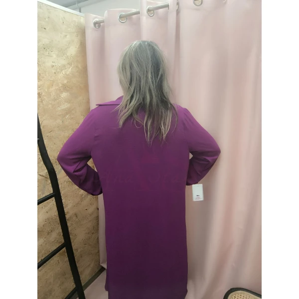 Mulher usando o Conjunto Versátil Chic em ambiente casual com luz natural