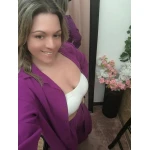 Mulher usando o Conjunto Versátil Chic em ambiente casual com luz natural