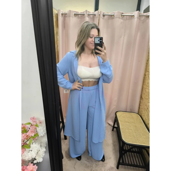 Mulher usando o Conjunto Versátil Chic em ambiente casual com luz natural