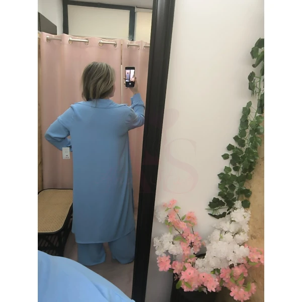Mulher usando o Conjunto Versátil Chic em ambiente casual com luz natural