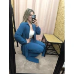 Mulher usando o Conjunto Versátil Chic em ambiente casual com luz natural