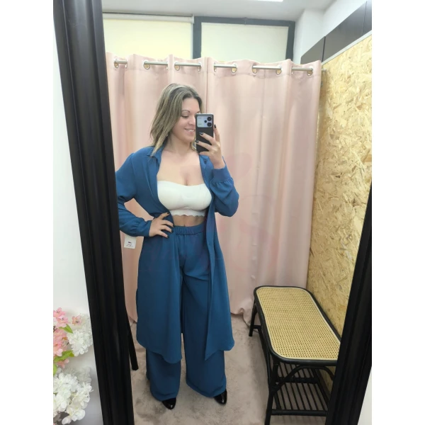 Mulher usando o Conjunto Versátil Chic em ambiente casual com luz natural