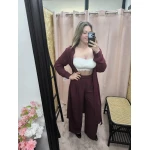 Mulher usando o Conjunto Versátil Chic em ambiente casual com luz natural