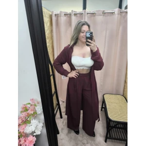 Mulher usando o Conjunto Versátil Chic em ambiente casual com luz natural
