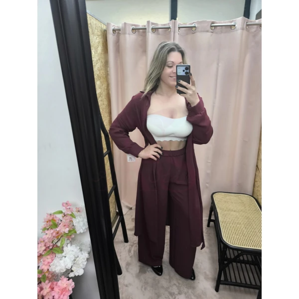 Mulher usando o Conjunto Versátil Chic em ambiente casual com luz natural