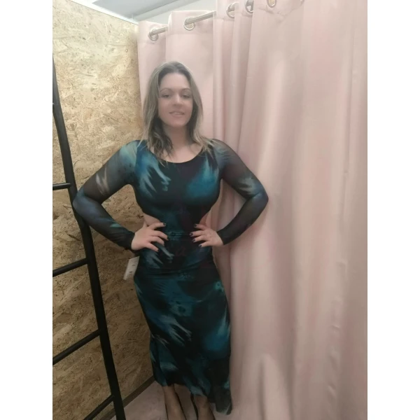 Adicione este vestido ao seu guarda-roupa e sinta-se confiante em qualquer ocasião!