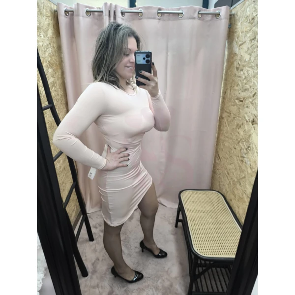 Vestido curto com recorte nas costelas, disponível em rosa claro. Elegância e modernidade em uma peça única