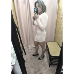 Vestido curto com recorte nas costelas, disponível em rosa claro. Elegância e modernidade em uma peça única