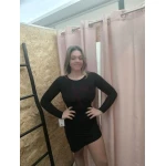 Vestido curto com recorte nas costelas, disponível em preto. Elegância e modernidade em uma peça única