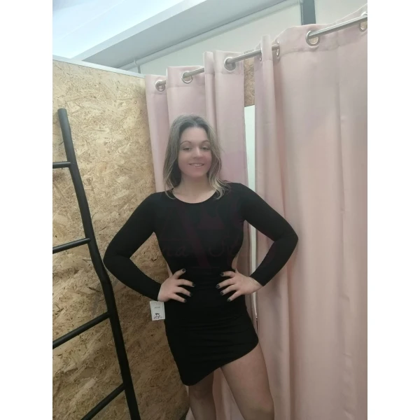 Vestido curto com recorte nas costelas, disponível em preto. Elegância e modernidade em uma peça única