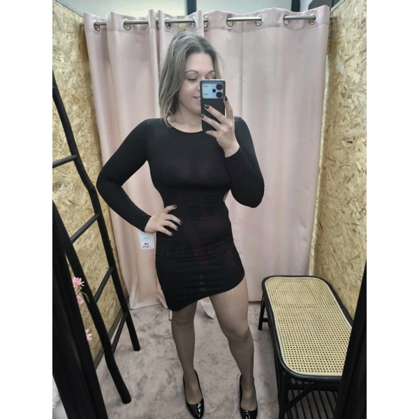 Vestido curto com recorte nas costelas, disponível em preto. Elegância e modernidade em uma peça única