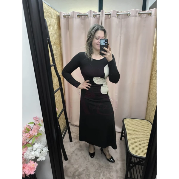 Vestido feminino elegante em castanho com detalhe de laço ajustável na cintura, ideal para eventos e ocasiões casuais